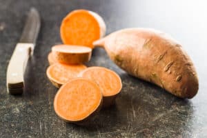 zijn zoete aardappels gezond in plakjes gesneden