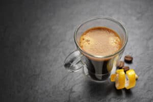 In dit artikel lees je of en hoe koffie met citroen helpt met afvallen.