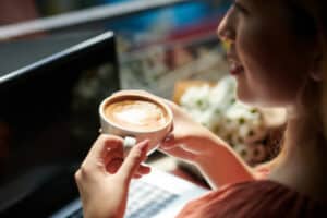 In dit artikel lees je of en hoe koffie helpt met afvallen