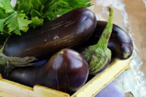 In dit artikel lees je of aubergine gezond is