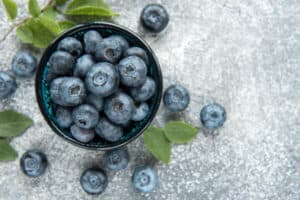 In dit artikel lees je hoe blauwe bessen helpen met afvallen