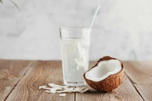 In dit artikel lees je of kokoswater gezond is.