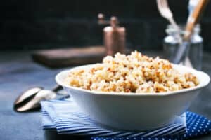 Helpt Quinoa met afvallen? En hoeveel quinoa moet je eten om af te vallen? Dat lees je in dit artikel.