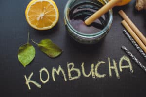 Is kombucha gezond? Of kan je het beter niet drinken? Dat lees je in dit artikel.