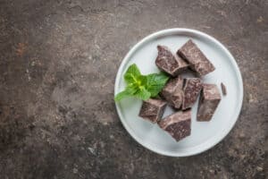 Helpt pure chocolade met afvallen? Of kan je het beter niet eten tijdens het afvallen? Dat lees je in dit artikel.