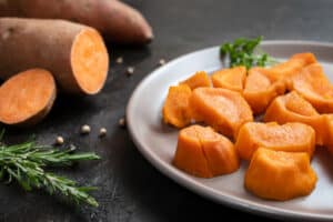 Helpt het eten van zoete aardappel bij afvallen of is het een dikmaker? Lees in dit artikel meer over zoete aardappel.