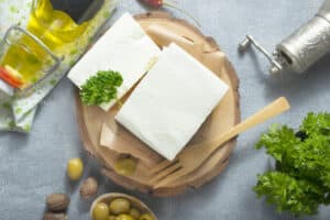 Helpt het eten van feta kaas met afvallen? En kan je feta eten tijdens het afvallen of kan je dat beter niet doen? Dat lees je in dit artikel.