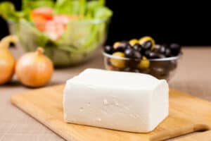 Hoe gezond is feta kaas nu precies? En wat zijn de gezondheidsvoordelen van feta kaas? Dat lees je in dit artikel.