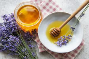 Helpt het eten van honing met afvallen? Dat lees je in dit artikel.