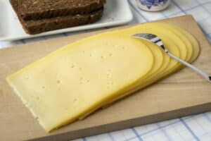 Welke kaas is gezonder? Jonge kaas of oude kaas? Dat lees je in dit artikel.