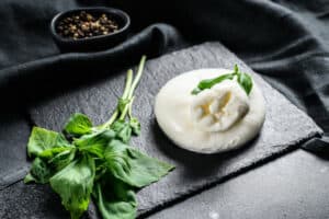 Hoe gezond is mozzarella eigenlijk? En wat zijn de gezondheidsvoordelen? Dat lees je in dit artikel.