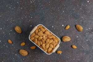 Zijn amandelen gezond? En hoe gezond zijn deze noten dan? En wat zijn de gezondheidsvoordelen van amandelen? Dat lees je in dit artikel.