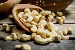 Zijn cashewnoten gezond? En wat zijn de gezondheidsvoordelen van cashews. In dit artikel lees je wat onze diëtist te zeggen heeft over cashewnoten.